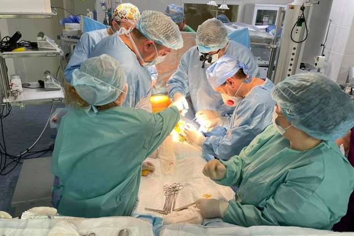 Вінницькі кардіологи провели унікальну операцію: серце пацієнта не билося 30 хв