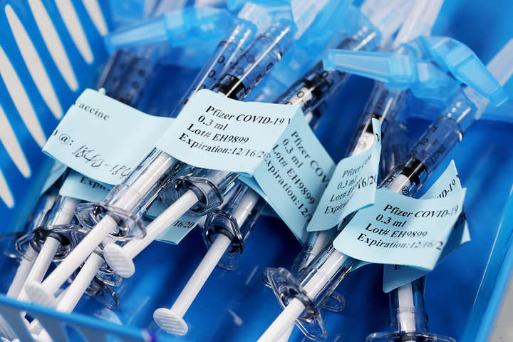 Гендиректор Pfizer заявив про необхідність третьої дози вакцини, а потім – щорічної