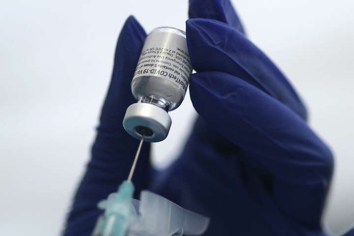В Україну привезли Pfizer. Як розподілять вакцину і кого колотимуть першим