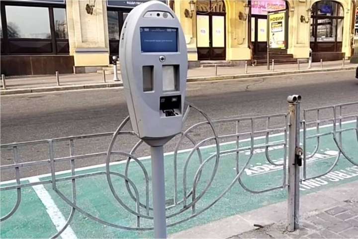В Києві показали «розумні» паркомати, які вміють розпізнавати номерні знаки