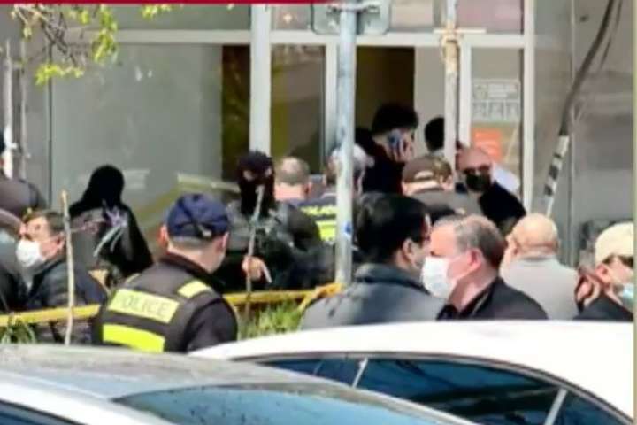 Збройний напад на банк у Грузії: є заручники (відео)