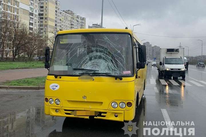 У Києві маршрутка збила на смерть жінку (фото)