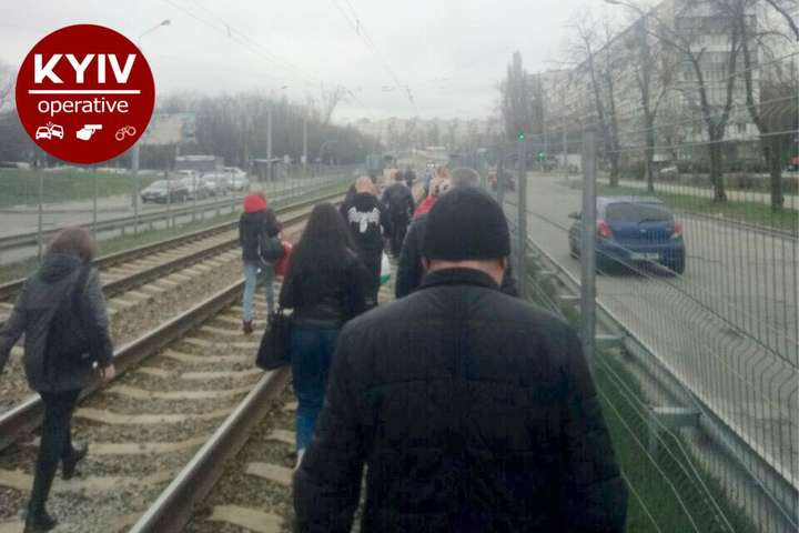 На роботу по шпалах. У Києві зупинився рух трамваїв на швидкісній лінії