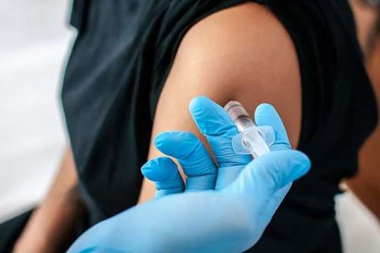 На Київщині щепили китайською вакциною вчителів, залучених до ЗНО