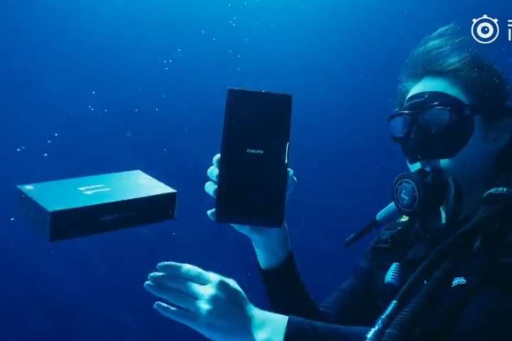 Xiaomi показала підводну розпаковку смартфона