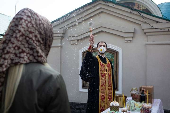 Киевские власти призвали церкви проводить богослужения онлайн