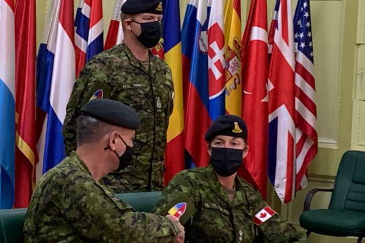 Члени збройних сил Канади, які отримали позитивний результат тесту на&nbsp;Covid-19, перебувають під наглядом в ізоляції - Канадські інструктори призупинили вишкіл бійців ЗСУ через спалах коронавірусу