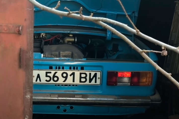 У старому гаражі знайшли «Запорожець», який простояв 30 років та ідеально зберігся (відео)