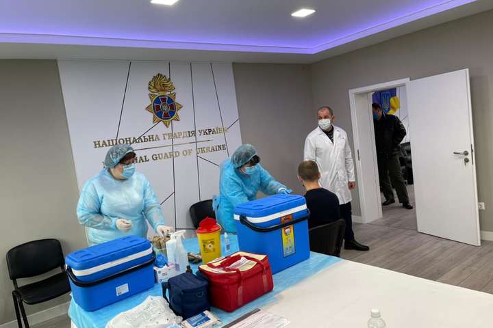 В Україні розпочалася вакцинація співробітників МВС