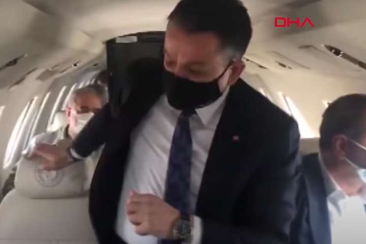 Літак з турецьким міністром здійснив аварійну посадку через несправність двигуна