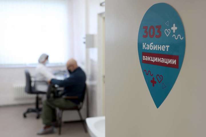 Російський пенсіонер помер через годину після щеплення проти коронавірусу