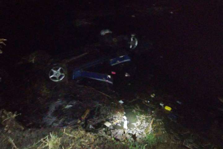 На Черкащині авто злетіло у ставок та перекинулося, троє загиблих