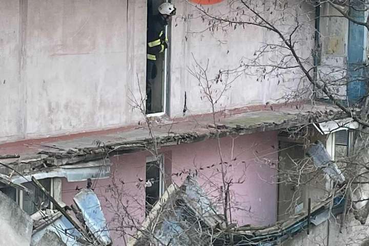 У київській девʼятиповерхівці обвалилися балкони (фото)