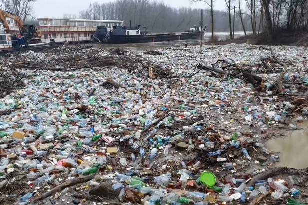 Угорщина знову поскаржилася на тонни сміття, яке припливає з Тиси