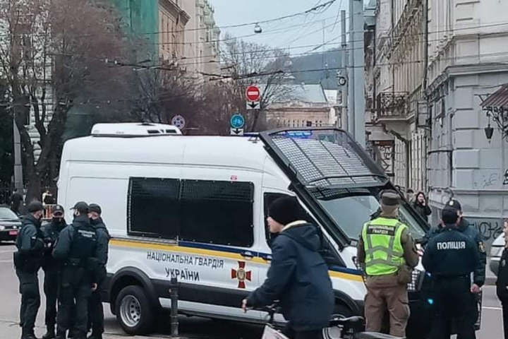 У Львові чоловік напав на поліцейського і розбив йому голову (фото)