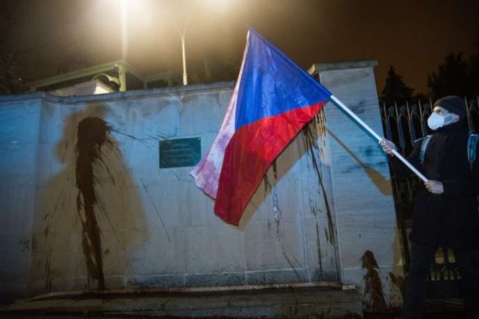 Посольство Росії у Празі облили «кров’ю»