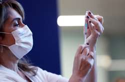 Половина дорослих американців отримали вакцину від Covid