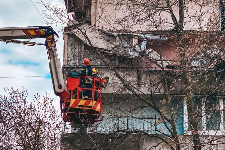 Рятувальники розібрали два балкони, що обвалились у столичному будинку (фото)
