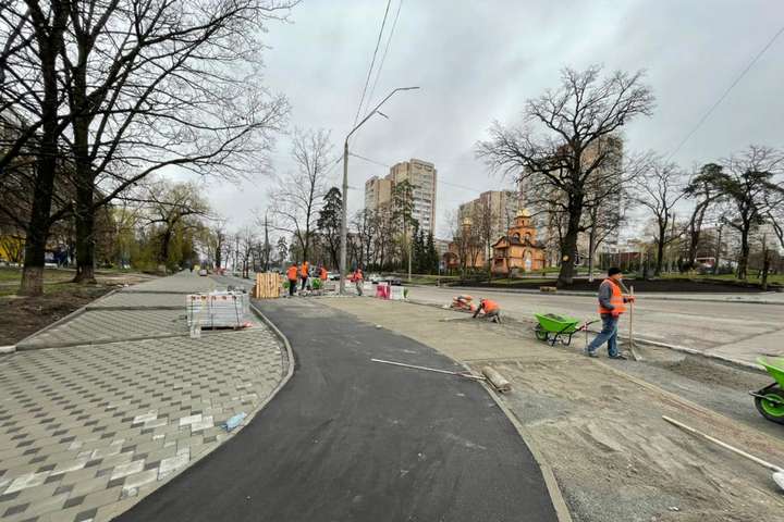 Масштабний ремонт. У Києві розпочалося оновлення тротуарів (фото)