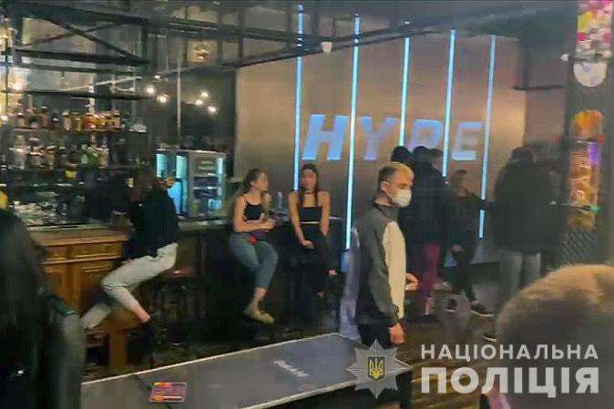Полиция устроила «карантинную» облаву на клубы и рестораны Киева (фото)