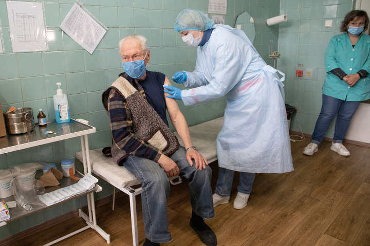 Сьогодні вакцинацію пройшли 120 осіб із Київського геріатричного пансіонату - У Києві розпочалося щеплення вакциною Pfizer (фото)