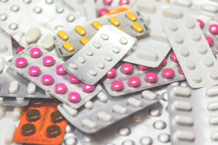 Медики предостерегают от использования антибиотиков для лечения Covid-19 - В Украине выросли цены на лекарства и обезболивающие препараты