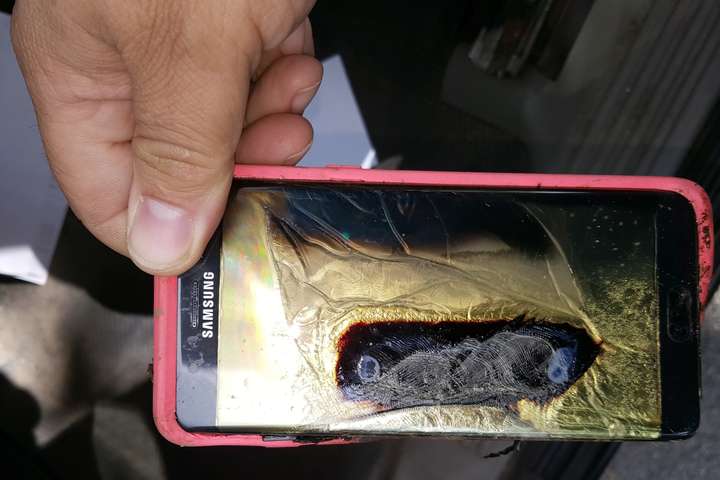 Смартфон Samsung вибухнув у рюкзаку власника