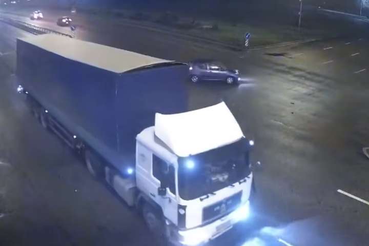 У Києві п’яний водій Geely «підрізав» вантажівку і тікав з місця ДТП (відео)