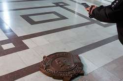 У лютому барельєф із зображенням Леніна громадські активісти зняли зі стіни. Проте його знову повісили