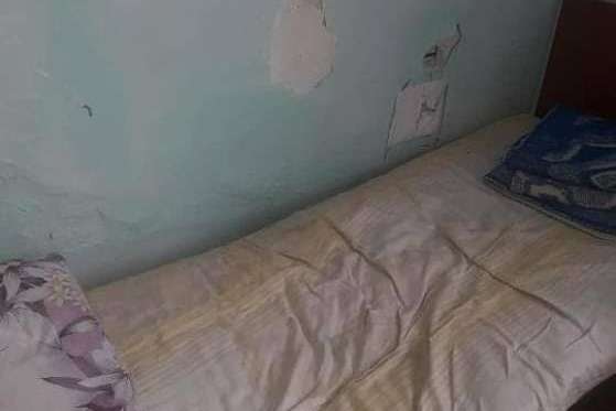 Цвіль на стінах, із стелі падає фарба. У мережі показали дитячу лікарню в Харкові (фото)