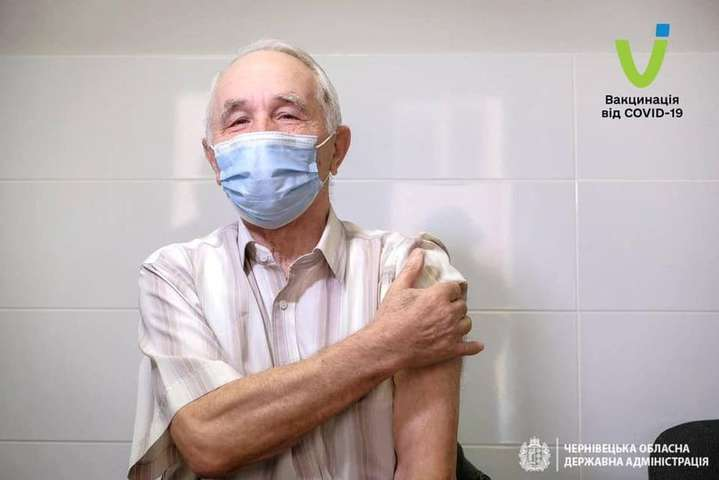 В Украине ковид-прививку сделали почти полмиллиона человек