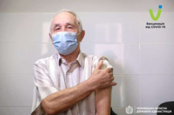 В Украине ковид-прививку сделали почти полмиллиона человек