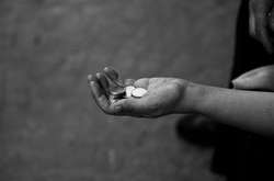 Мати примушувала дитину жебракувати