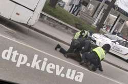 У Києві водій маршрутки влаштував бійку з патрульними (фото, відео)