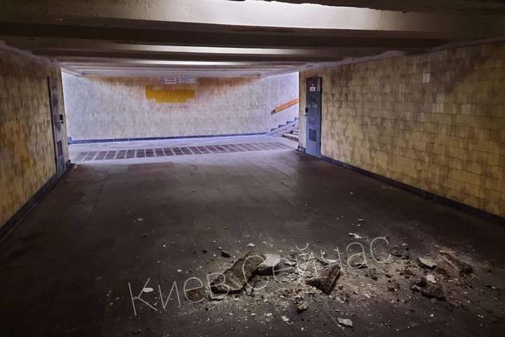У переході на станції метро «Оболонь» посипалась стеля (фото)