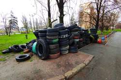 Цифри шокують. У Києві вже прибрали понад 36 тис. старих шин (фото)