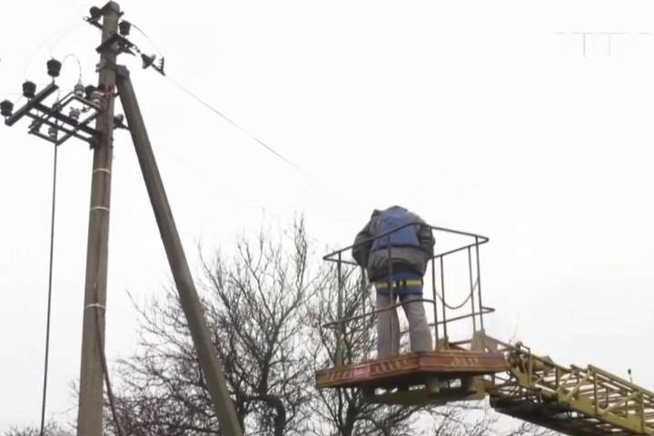 У селищі поблизу Донецького аеропорту відновили електропостачання