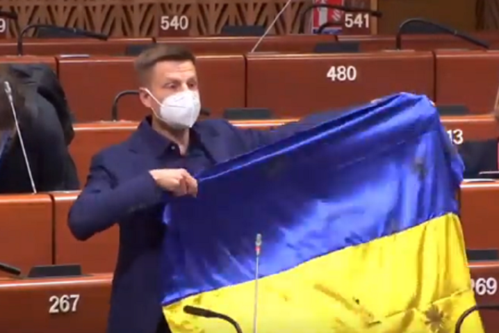 Президент ПАСЕ испугался украинского флага со следами российских пуль (видео)