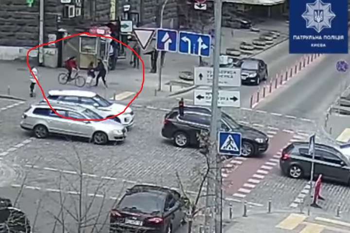 ДТП на тротуарі. У центрі Києва велосипедистка знесла жінку (відео)