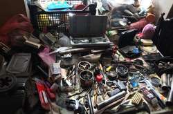 Під час обшуків правоохоронці вилучили у зловмисника зброю, набої, комплектуючі до зброї, знаряддя для її переробки