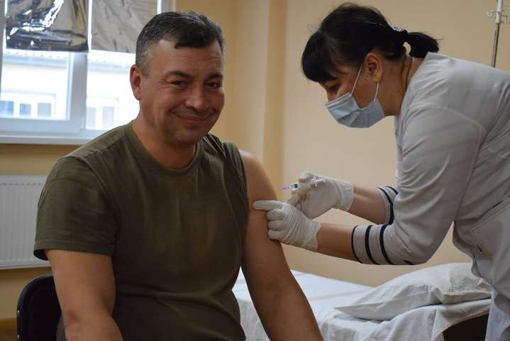 За сутки в Украине ковид-прививку сделали 15 тысяч человек. Киев – в лидерах