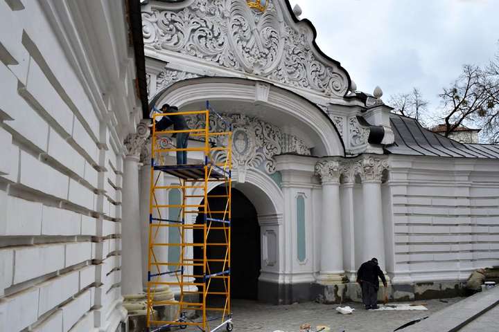 Реставратори оновлюють Браму Софійського собору (фото)