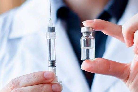 На Івано-Франківщині зіпсували майже 500 доз вакцини: медики не знали, як набирати препарат із флакона