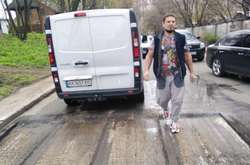 Чоловік, який відкрив вогонь по дорожній бригаді, та автівка, на якій він втік