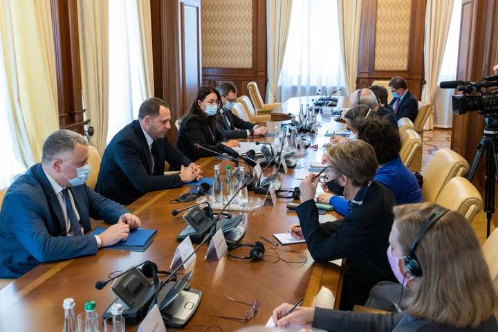 Єрмак обговорив з послами G7 перебіг переговорів щодо війни на Донбасі
