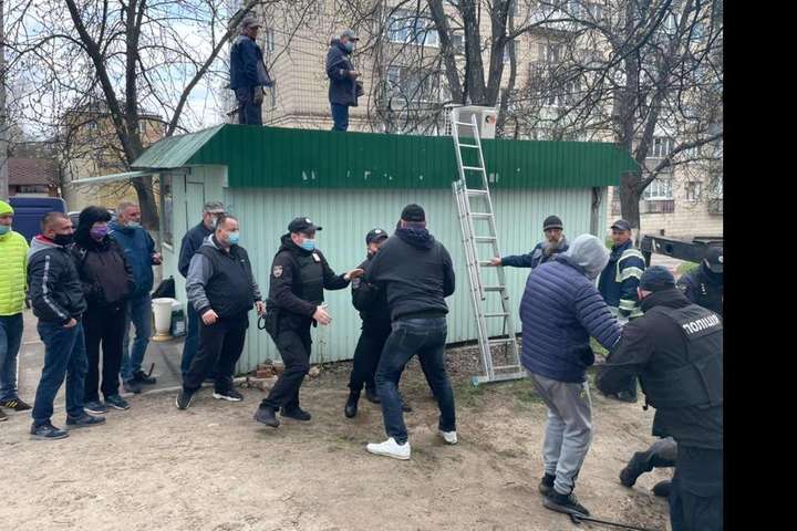 У Києві комунальники прибрали МАФ-«наливайку». Без бійки не обійшлося (фото)