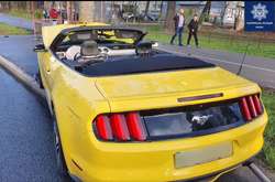 Автомобіль врізався у стовп біля зупинки