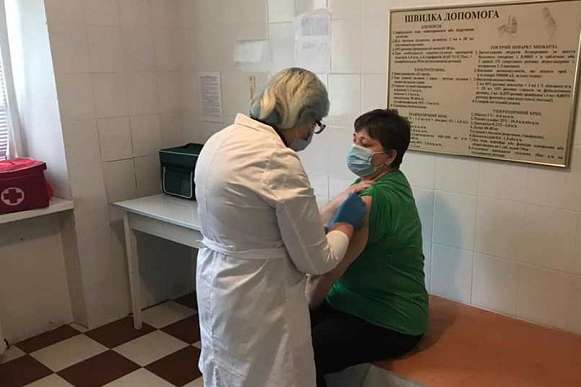 Ковід-вакцину вже отримали майже 492 тис. українців 
