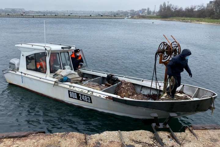 Окупанти затримали в Криму човен з українськими рибалками 