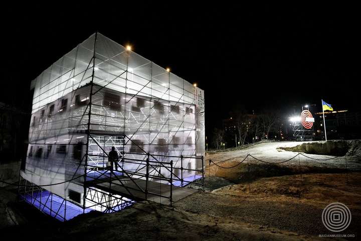 На Алеї Героїв Небесної сотні в Києві демонтують «Куб» (фото)